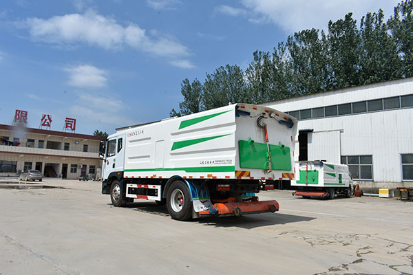 KY开元集团东风国六滚扫式吸尘车